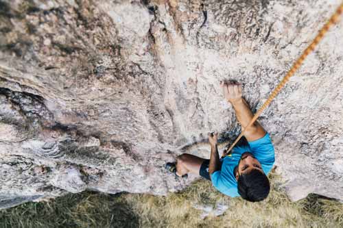 hombre escalando una roca