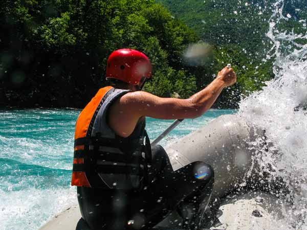 hombre haciendo rafting o balsismo